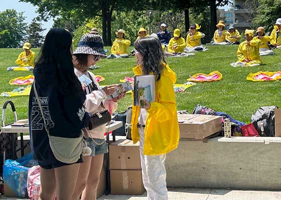 Image for article Toronto, Kanada: Uluslararası Ejderha Botu Yarış Festivali'nde Falun Dafa Tanıtımı