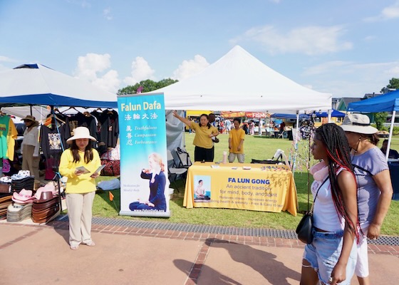 Image for article ​Falun Dafa, Georgia, Morrow'daki Juneteenth Kutlamasında Sıcak Karşılandı