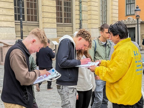 Image for article İsveç'teki Turistler Falun Dafa'yı Destekledi ve ÇKP'nin Zulmünü Kınadı