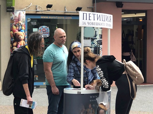 Image for article Bulgaristan: Halk, Plovdiv'deki Etkinlik Sırasında Falun Dafa'yı Destekledi