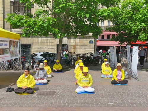Image for article Fransa: Fransız Halkı Falun Dafa'nın Güzelliğini Takdir Etti