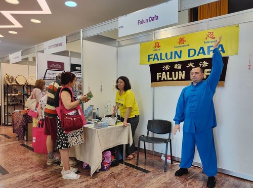 Image for article Romanya: Falun Dafa, Beden Zihin Ruh Fuarına Katıldı
