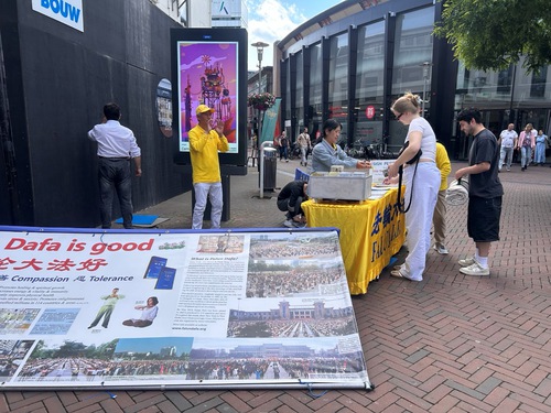 Image for article Hollanda: Apeldoor'daki Bilgilendirme Günü Etkinliğinde Falun Dafa'nın Tanıtımı Yapıldı