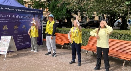 Image for article Finlandiya: Helsinki Günü Kutlamaları Sırasında İnsanlar Falun Dafa Hakkında Bilgi Edindi ve Destek Verdi