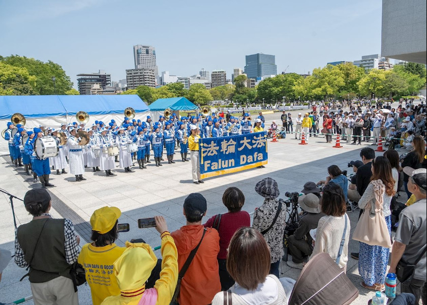 Image for article Hiroşima, Japonya: Falun Dafa Uygulayıcıları Hiroşima Çiçek Festivali'nde Performans Sergiledi
