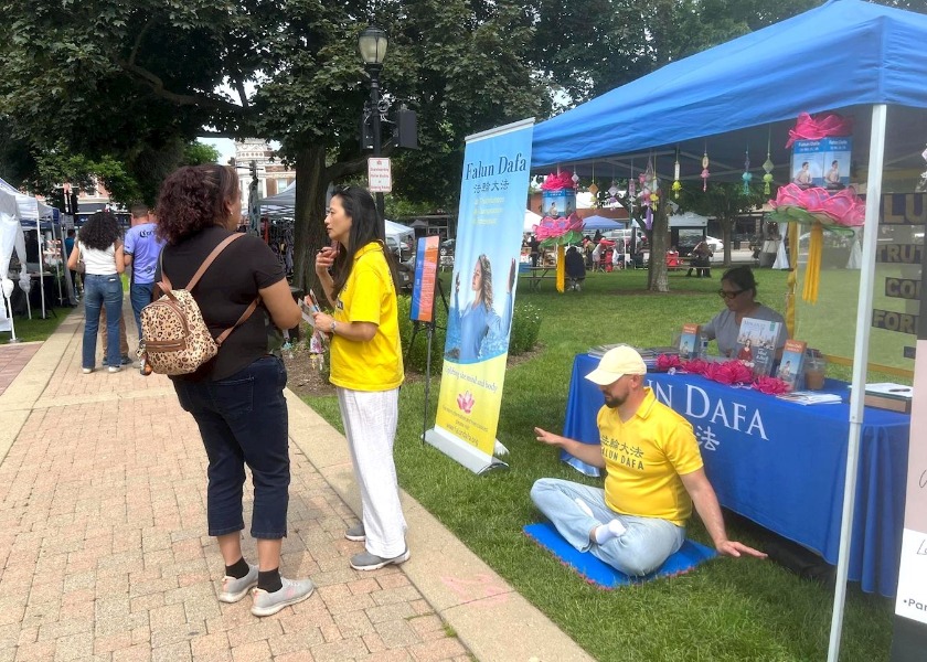 Image for article ​Chicago: İnsanlar Libertyville Days Festivali'nde Falun Dafa Hakkında Bilgi Edindi