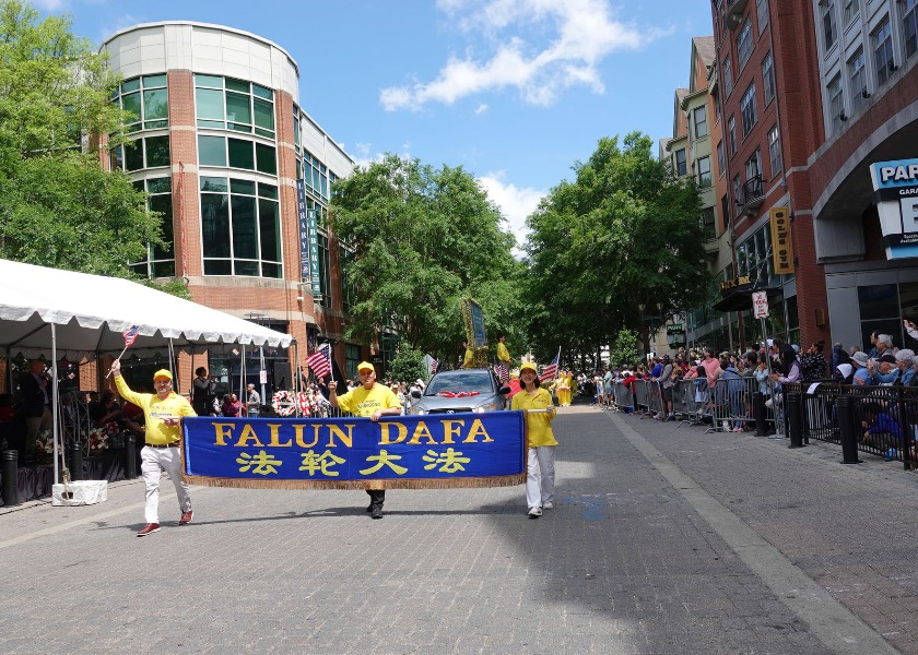 Image for article ​Washington, DC: Falun Dafa, Anma Günü Geçit Törenlerinde İyi Karşılandı