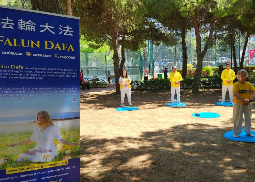 Image for article İstanbul, Türkiye: Çevre Festivalinde Falun Dafa'nın Tanıtımı Yapıldı