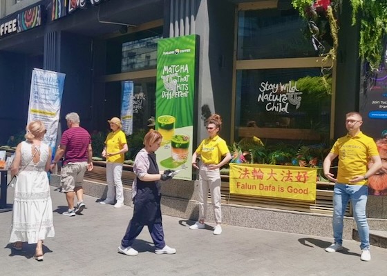 Image for article Romanya: Bükreş ve Köstence'deki Etkinlikler Sırasında İnsanlar Falun Dafa'ya Yönelik Zulmü Kınadı