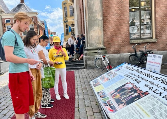Image for article Hollanda: Groningen'deki Halk, Falun Dafa Uygulayıcılarının Zulmü Barışçıl Yoldan Protesto Etme Çabalarını Destekledi