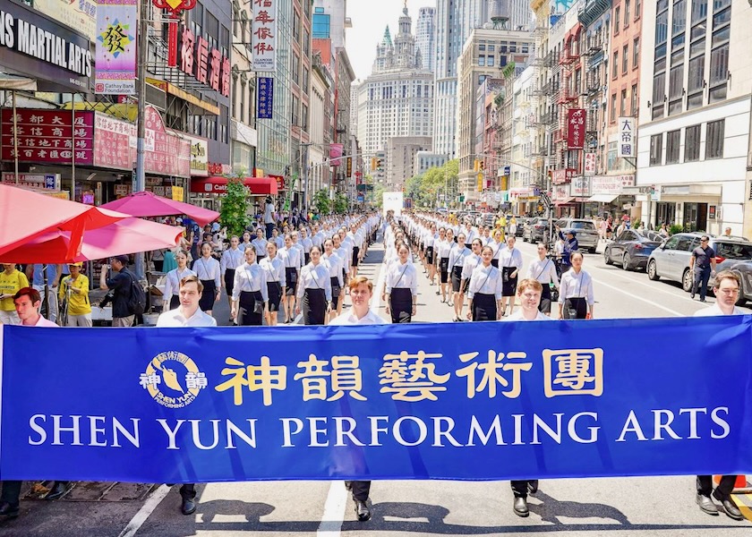 Image for article ​New York: Yüzlerce Shen Yun Sanatçısı, Falun Gong'a Yönelik 26 Yıldır Süren Zulme Karşı Düzenlenen Yürüyüşe Katıldı
