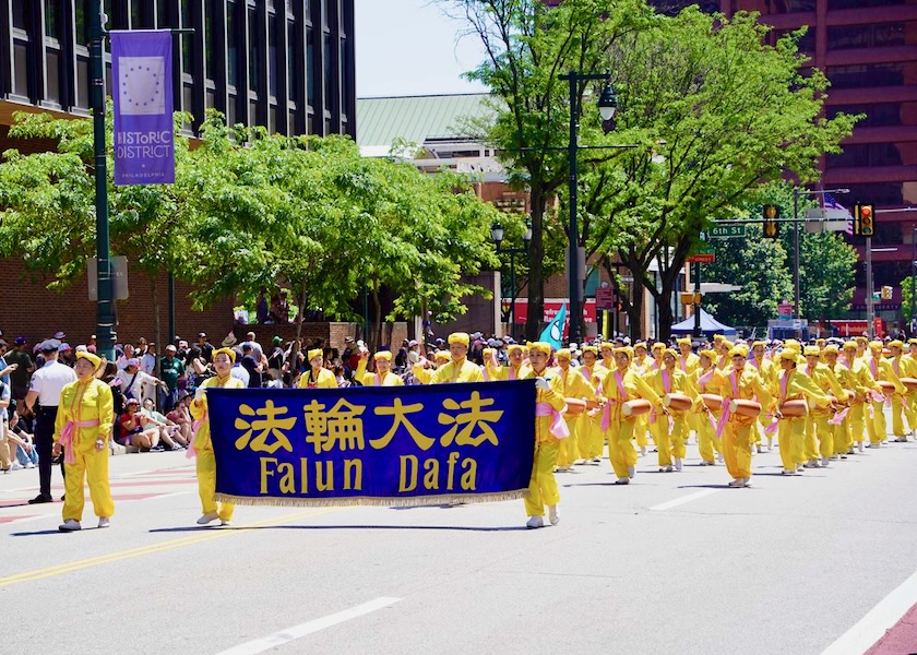 Image for article ​Philadelphia, Pensilvanya: Falun Dafa, 4 Temmuz Geçit Törenlerinde İyi Karşılandı