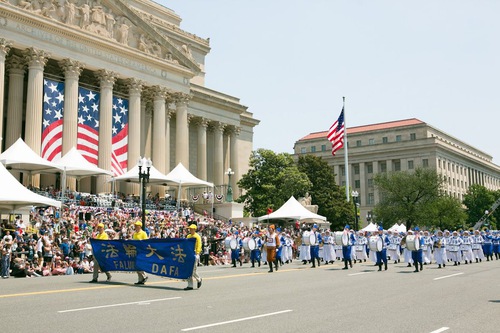 Image for article ​Washington, D.C., ABD: Falun Dafa Uygulayıcıları Bağımsızlık Günü Geçit Töreninde İyi Karşılandı