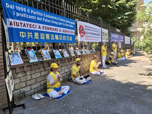 Image for article İtalya: Falun Dafa Uygulayıcıları Çin Büyükelçiliği Önünde Barışçıl Protesto Düzenledi