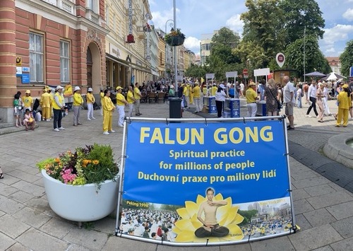 Image for article Çek Cumhuriyeti: Karlovy Vary Uluslararası Film Festivali'nde Falun Dafa'nın Tanıtımı Yaıpldı