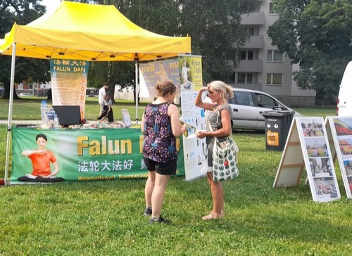 Image for article Aachen, Almanya: Çok Kültürlü Bir Festivalde Falun Dafa'nın Tanıtımı Yapıldı
