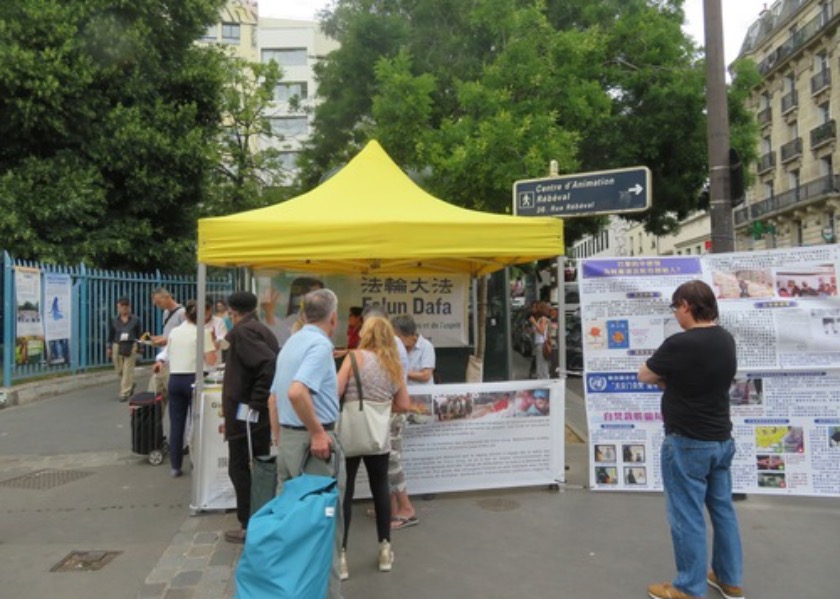 Image for article Fransa: Her Kesimden İnsan Bilgilendirme Günü Etkinliklerinde Falun Dafa'yı Öğrendi
