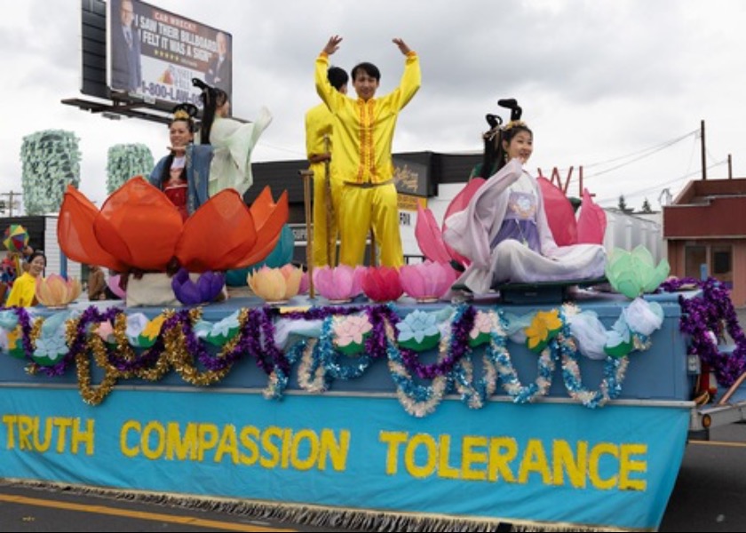 Image for article ​Washington Eyaleti, ABD: Falun Dafa, Marysville Çilek Festivali Geçit Töreni'nde İyi Karşılandı