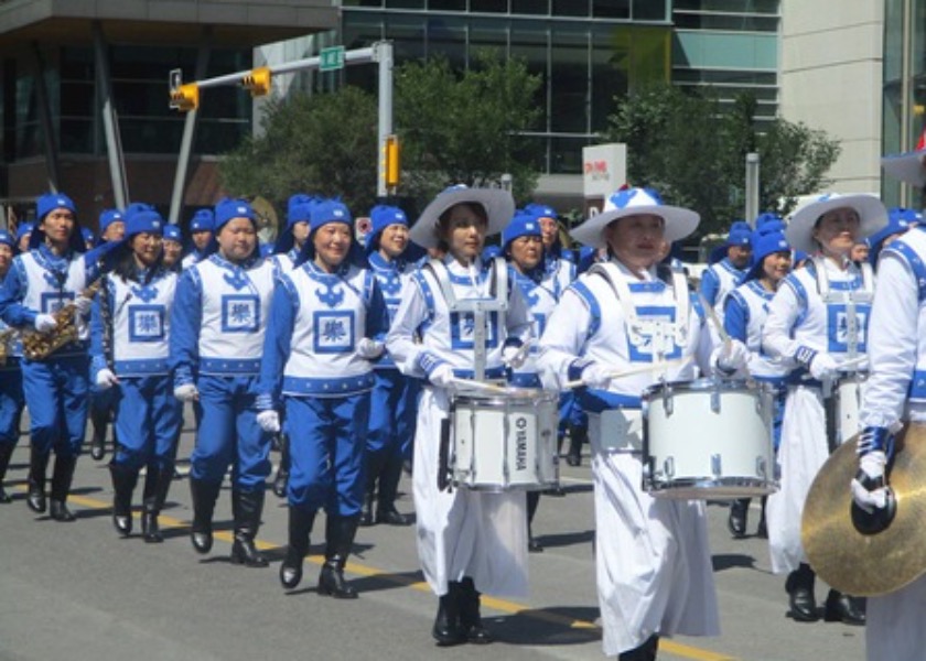 Image for article ​Calgary, Kanada: Falun Dafa Uygulayıcıları Stampede Geçit Töreni'ne Katıldı