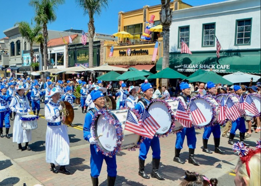 Image for article ​Huntington Beach, Kaliforniya: Tian Guo Bando Takımı, 4 Temmuz Geçit Töreni'nde John Philip Sousa Ödülü'nü Kazandı