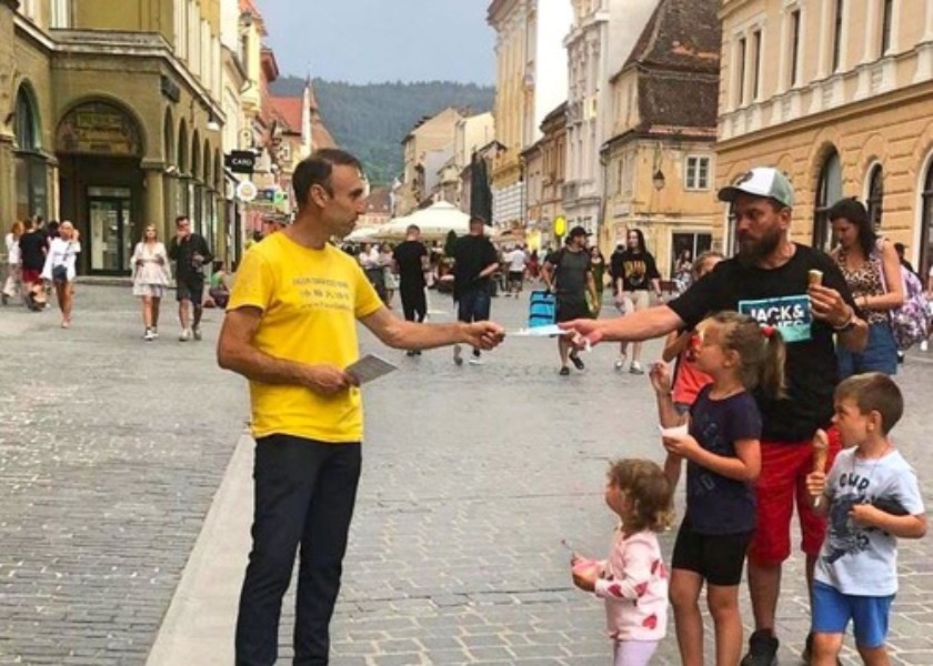 Image for article Romanya'daki Etkinlikte İnsanlar Falun Dafa'ya Yönelik Zulmü Kınadı