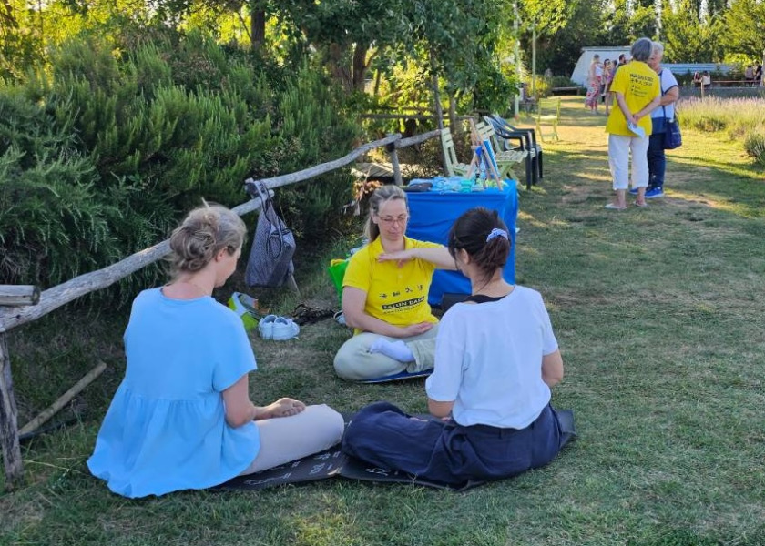Image for article Assisi, İtalya: Uygulayıcılar Lavanta Festivali'nde Falun Dafa'yı Tanıttı