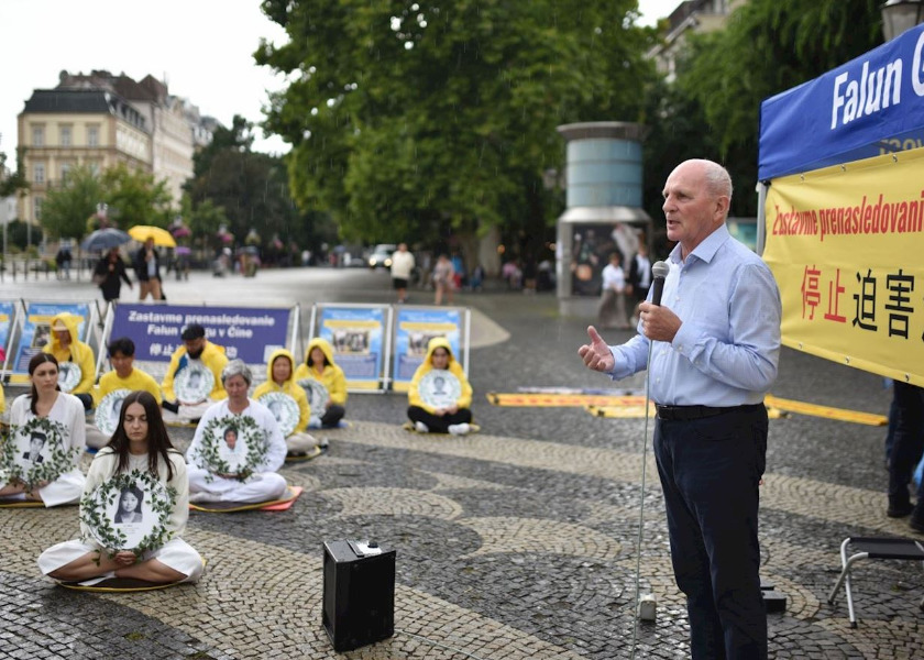 Image for article Slovakya: Milletvekilleri, Zulmü Protesto Etmek İçin Düzenlenen Mitingde Falun Gong Uygulayıcılarıyla Dayanışma İçinde Olduklarını İfade Ettiler