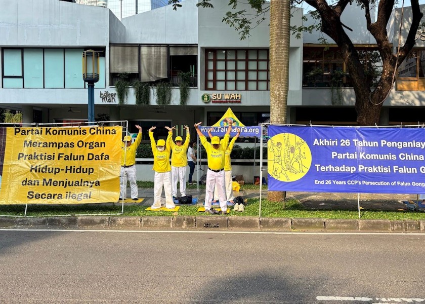Image for article Endonezya: Barışçıl Miting ve Mum Işığı Nöbetiyle ÇKP'nin Falun Gong Zulmünü Sona Erdirmek İçin 26 Yıldır Süren Çaba Anıldı