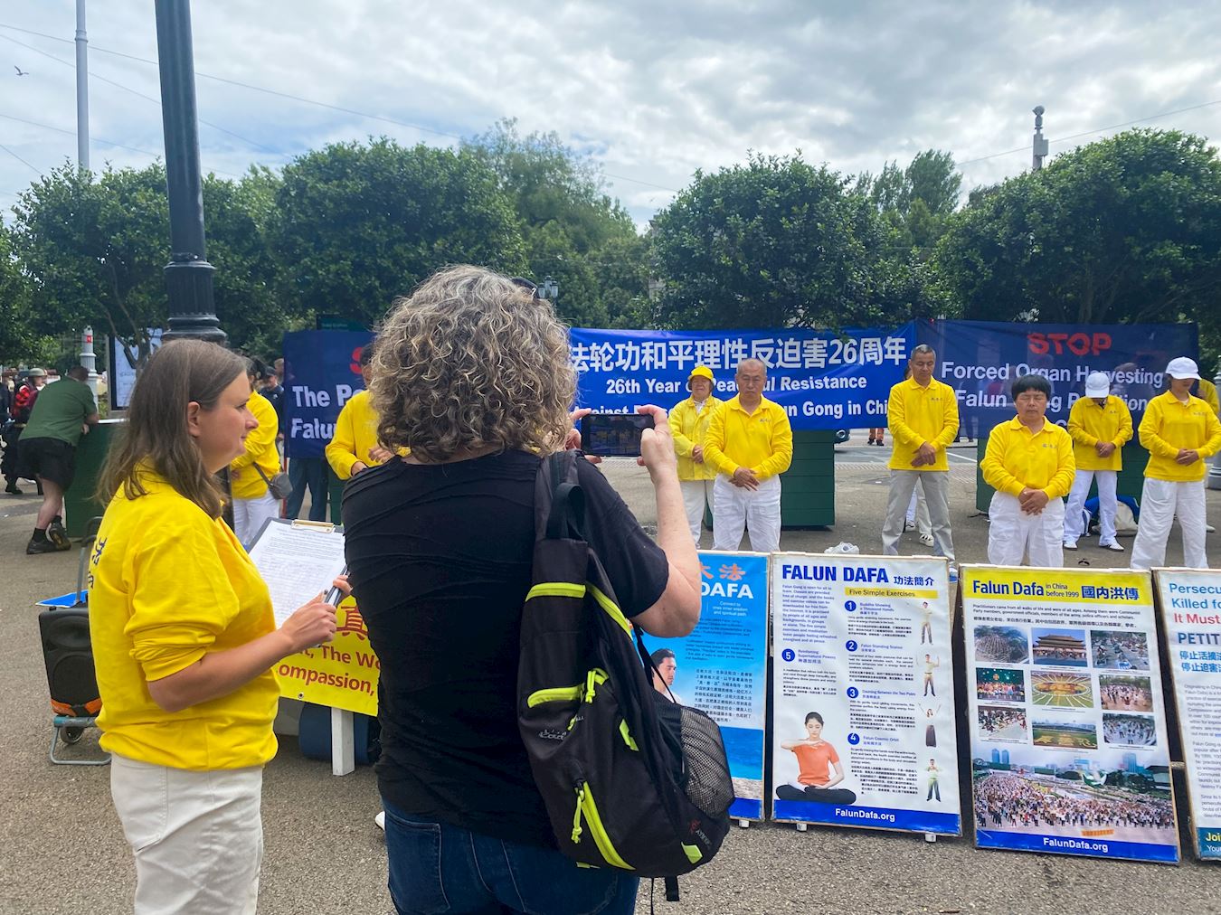 Image for article İrlanda: Halk, Falun Dafa Uygulayıcılarının Barışçıl Protestosunu Destekledi