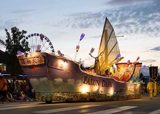 Image for article ​Seattle, Washington: Kalabalıklar Seafair Meşale Geçit Töreni'nde Falun Dafa'yı Destekledi