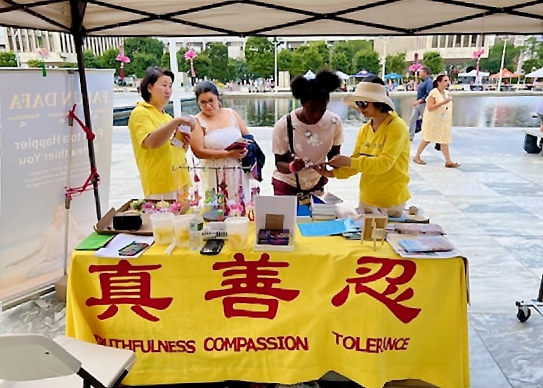 Image for article ​New York Eyalet Yemek Festivali'nde İnsanlar Falun Dafa'yı Öğrendi