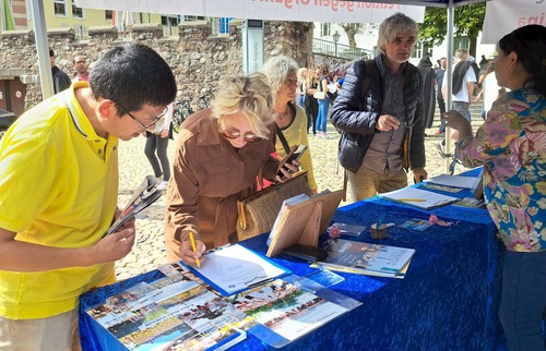 Image for article Almanya: Çinliler Falun Dafa Bilgilendirme Standında Komünist Parti'den Ayrıldılar