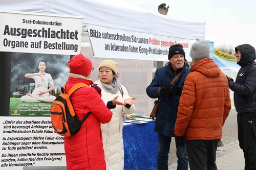 Image for article Almanya: Konstanz Gölü'ndeki Etkinlik Sırasında Yerel Halk ve Turistler Falun Dafa'ya Yönelik Zulmü Kınadı (Bölüm 1)