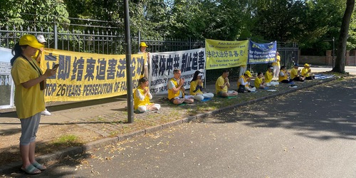 Image for article Yirmi Altı Yıllık Azim: Falun Gong Uygulayıcıları Danimarka Büyükelçiliği Önünde Zulmü Protesto Etti