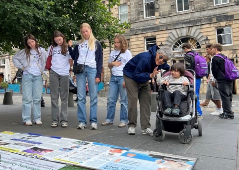 Image for article İskoçya, Edinburgh: Uygulayıcılar Çin'de On Yıllardır Süren Zulme Son Verilmesi Çağrısında Bulundu