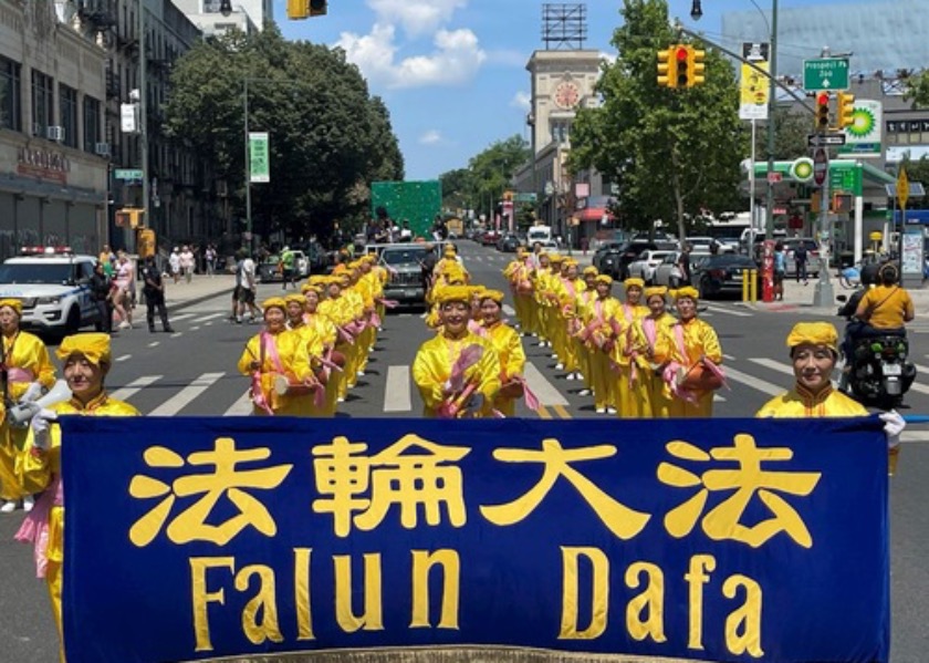 Image for article ​New York: Yıllık Brooklyn Birlik Yürüyüşü ve Toplum Geçit Töreni'nde Falun Dafa Tanıtımı