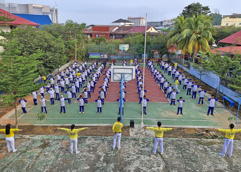 Image for article ​Endonezya, Batam: Ortaokul Öğretmenleri ve Öğrencileri Falun Dafa Egzersizlerini Öğreniyor
