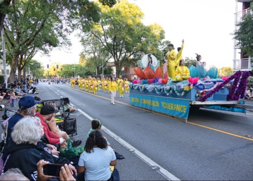 Image for article ​Seattle, ABD: Lake City Geçit Töreni'nde Falun Dafa Tanıtımı