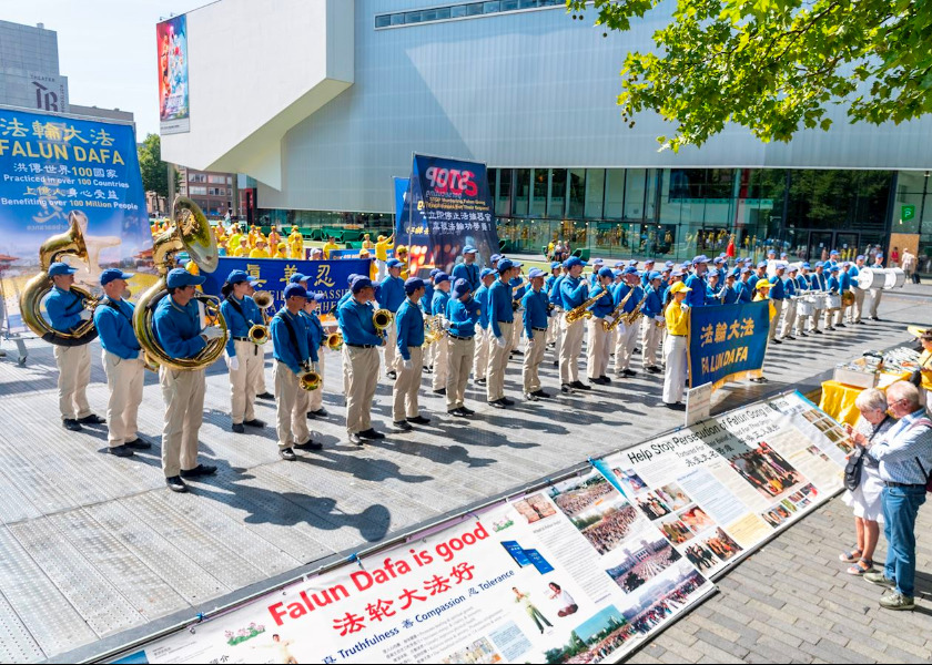 Image for article Hollanda: Rotterdam'daki Yürüyüş ve Miting, Falun Gong'a Yönelik Süregelen Zulmün Ortaya Koyulmasını Sağladı