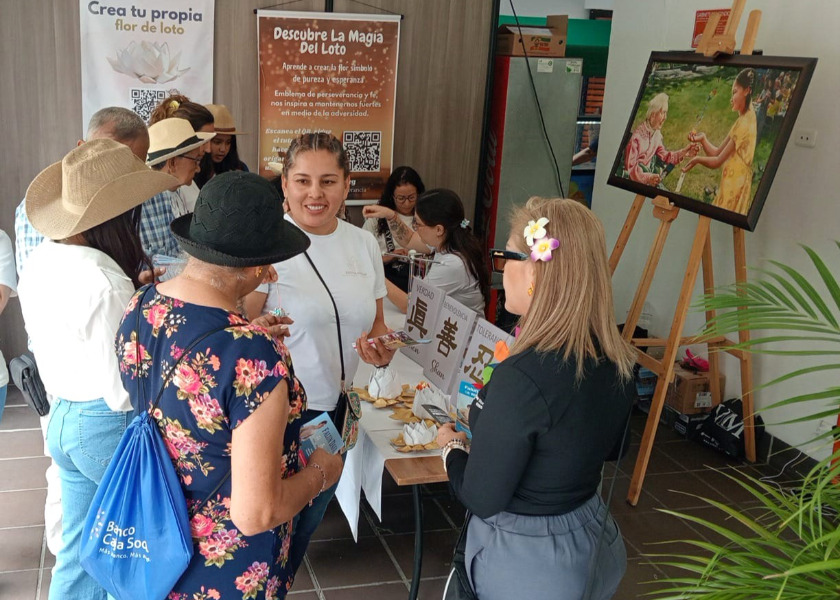 Image for article ​Medellín, Kolombiya: Çiçek Festivali'nde Falun Dafa Çiçek Açtı