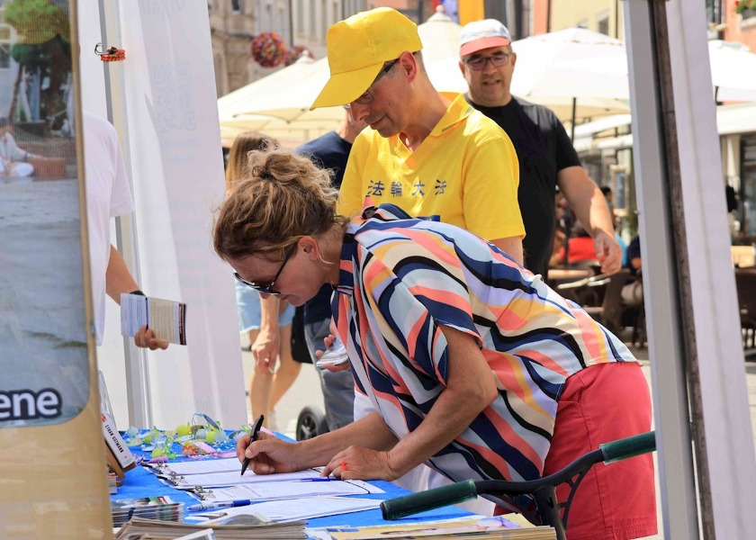 Image for article Almanya: Konstanz Gölü'ndeki Etkinlik Sırasında Yerel Halk ve Turistler Falun Dafa'ya Yönelik Zulmü Kınadı (Bölüm 3)