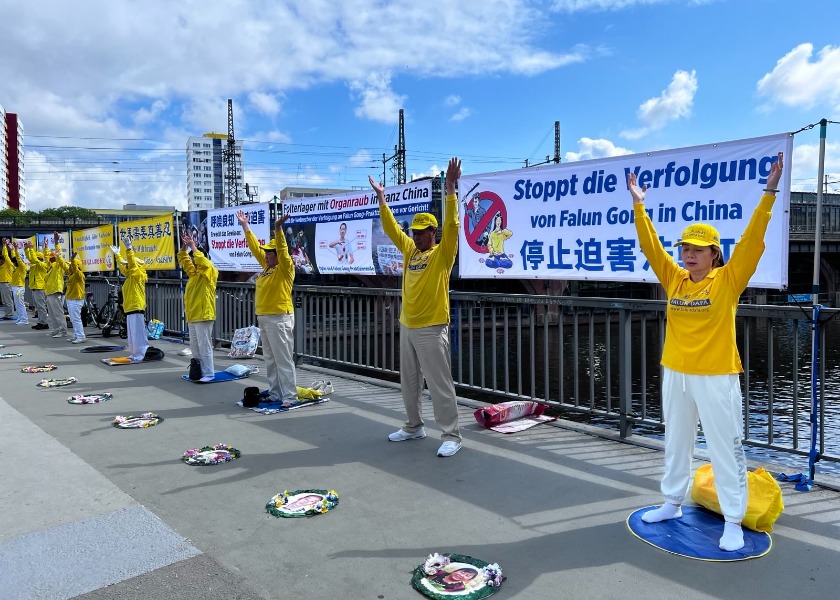 Image for article Almanya: Falun Gong Uygulayıcıları, Çin Büyükelçiliği ve Konsoloslukları Yakınında Pekin'in Zulmünü Protesto Etti