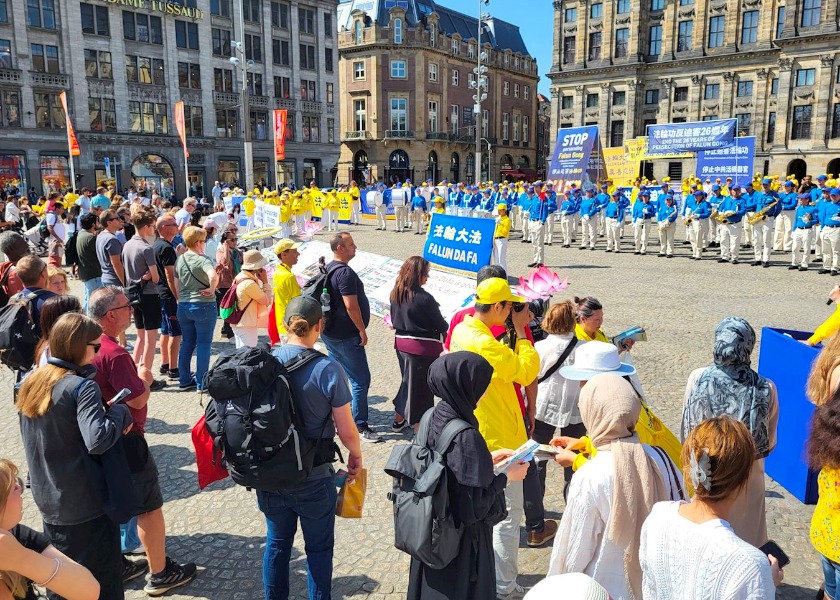 Image for article Hollanda: Amsterdam'da Düzenlenen Yürüyüşte İnsanlar Falun Dafa'ya Yapılan Zulmü Kınadı