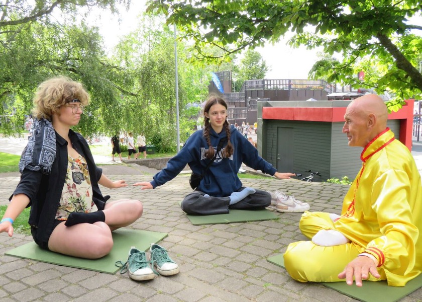 Image for article Letonya: Ziyaretçiler Gençlik Festivali Sırasında Falun Dafa Öğrendi
