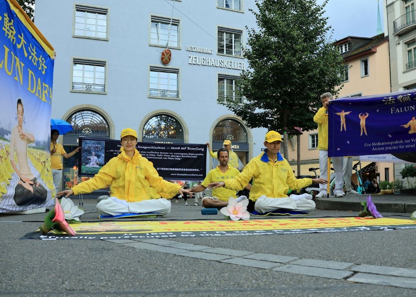 Image for article İsviçreli Halk Falun Dafa Uygulayıcılarının Azmine Hayran Kaldı