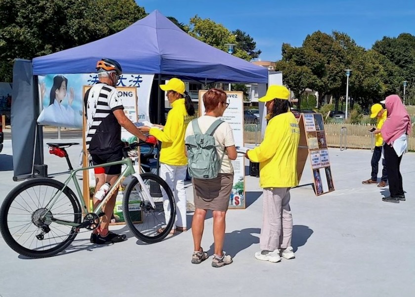 Image for article Fransa: Turistler Falun Dafa'yı Öğrendi ve Zulmü Sonlandırmak İçin Dilekçe İmzaladı