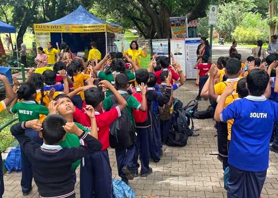 Image for article ​Hindistan: Ziyaretçiler Bangalore'daki Lalbagh Çiçek Fuarı'nda Falun Dafa Hakkında Bilgi Edindi