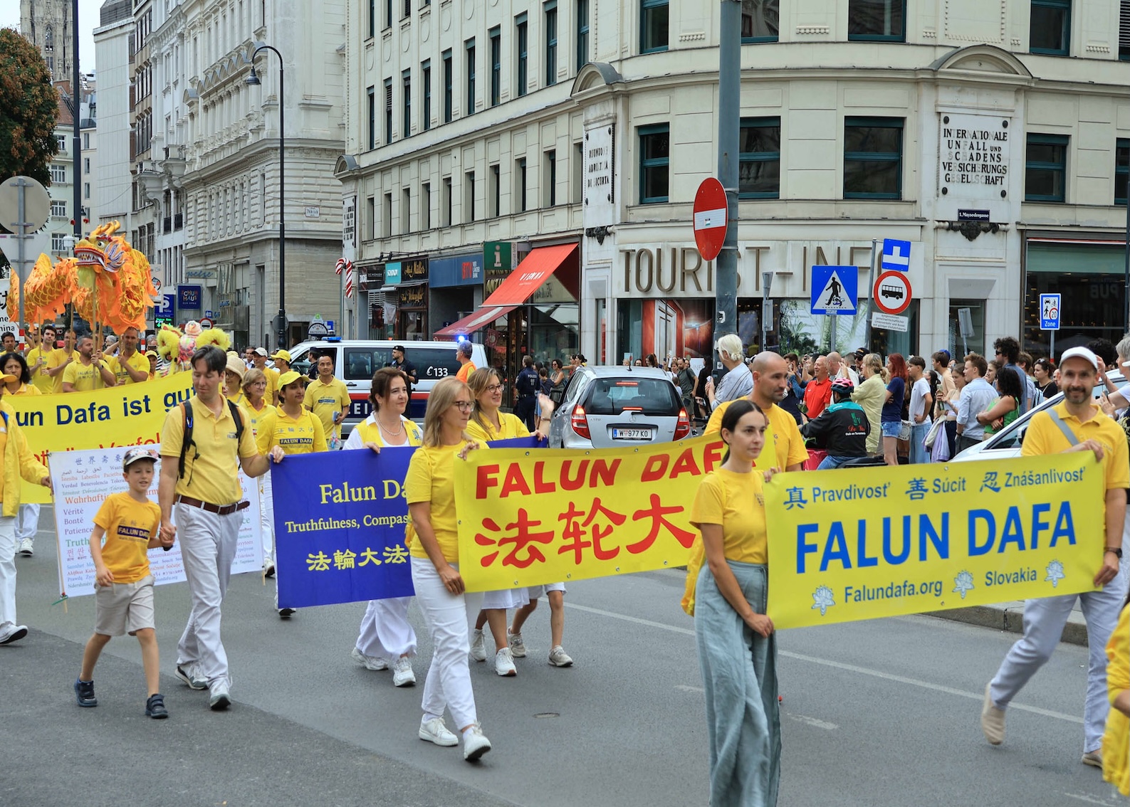 Image for article Avusturya: Viyana'da Falun Dafa'yı Tanıtmak İçin Düzenlenen Etkinliklerde İnsanlar Zulmü Kınadı