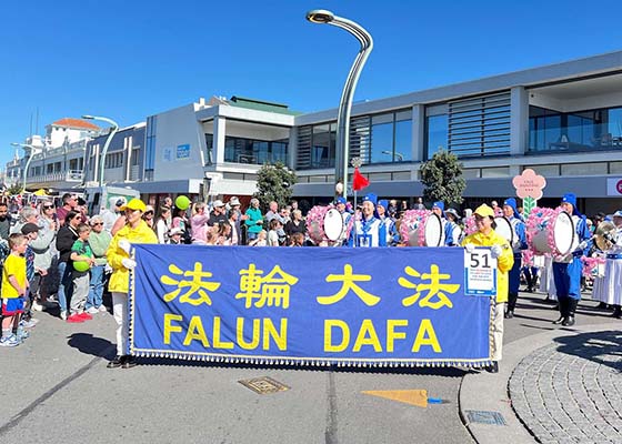 Image for article ​Yeni Zelanda: Hastings'teki Blossoms Geçit Töreni'nde Falun Dafa Tanıtımı