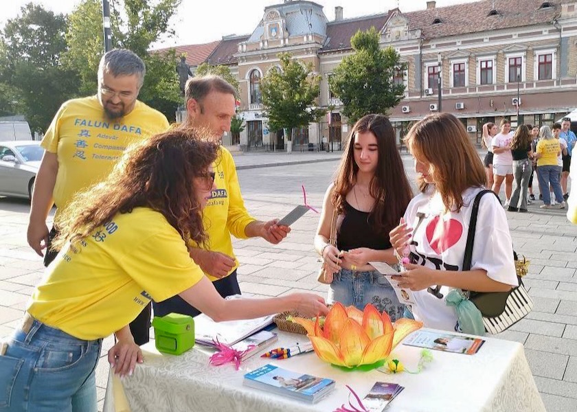 Image for article Romanya'da Falun Dafa'yı Tanıtmak İçin Düzenlenen Etkinliklerde İnsanlar Zulmü Kınadı